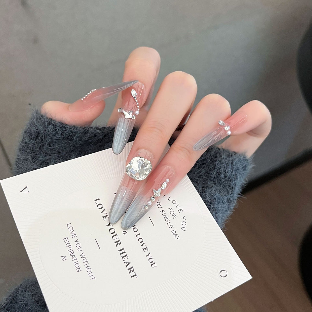 Künstlerische Stiletto Press-On Nagelkunst mit schimmernden Akzenten Karnz