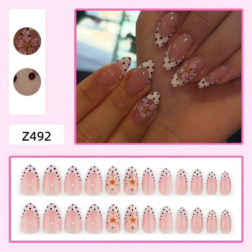 Kreative Kunstnägel mit floralem Design und glamourösen Akzenten Karnz