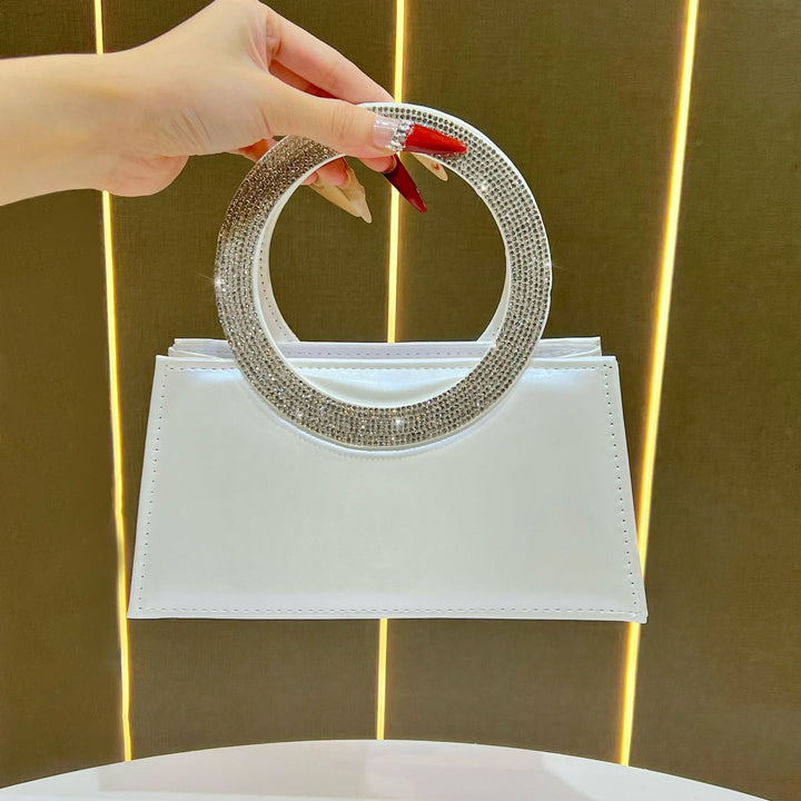 Elegante ringgetragene Abendhandtasche