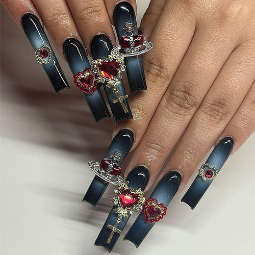 Dekoratives Nagelkunstset mit Herz- und Gem-Akzenten Karnz