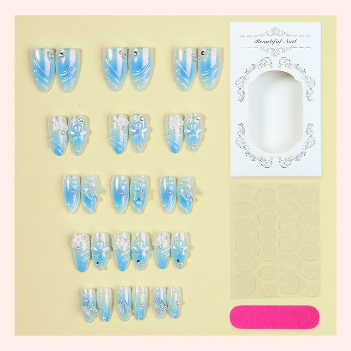 Kreatives Kunstnagelset mit floralen Akzenten und glitzernden Details Karnz