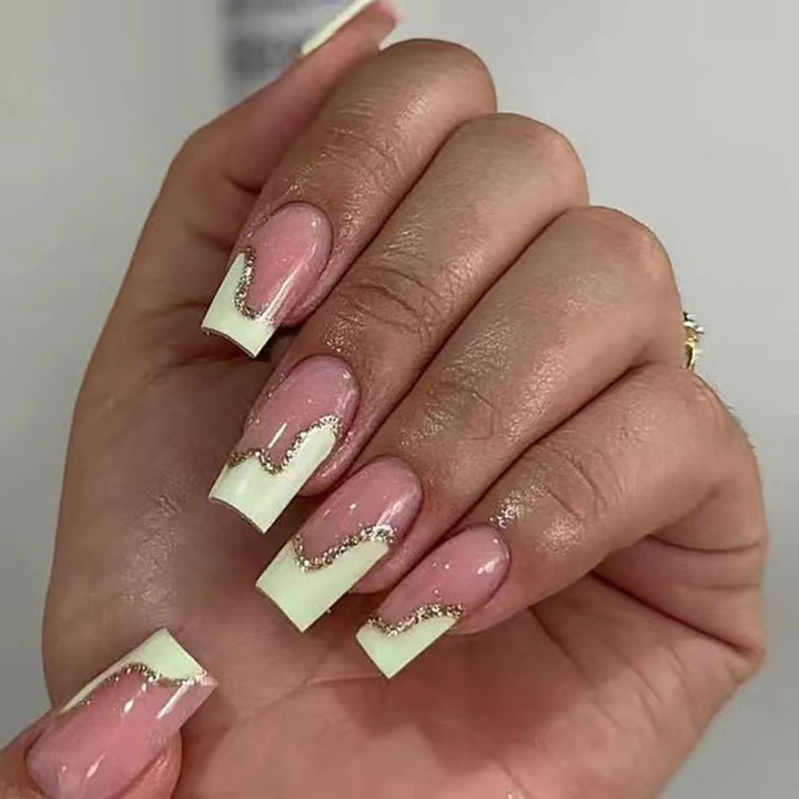 Stiletto-Nagelkunstverlängerungen mit elegantem Glitzerwellen-Design Karnz