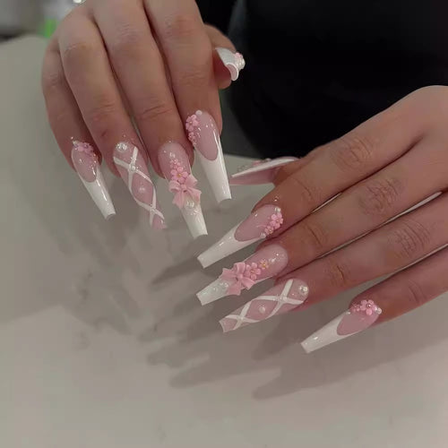 Kunstvolle und Elegante Stiletto Kunstnägel mit Floral-Design Karnz