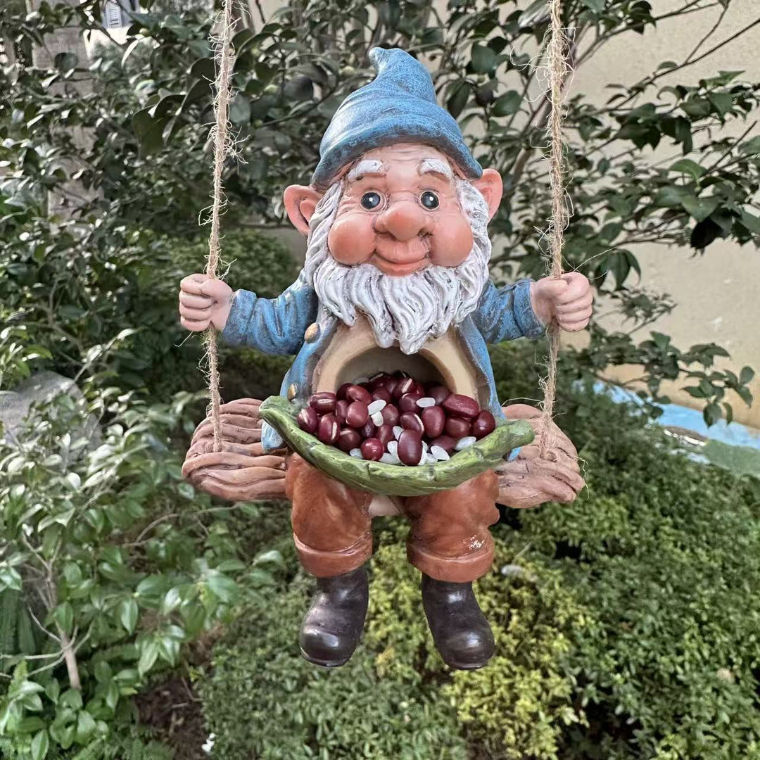 Gartenwichtel auf Schaukel Karnz