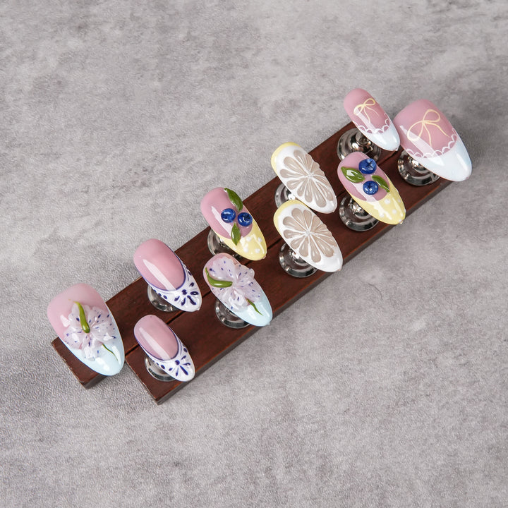 Künstlerische florale Nagelverbesserungen