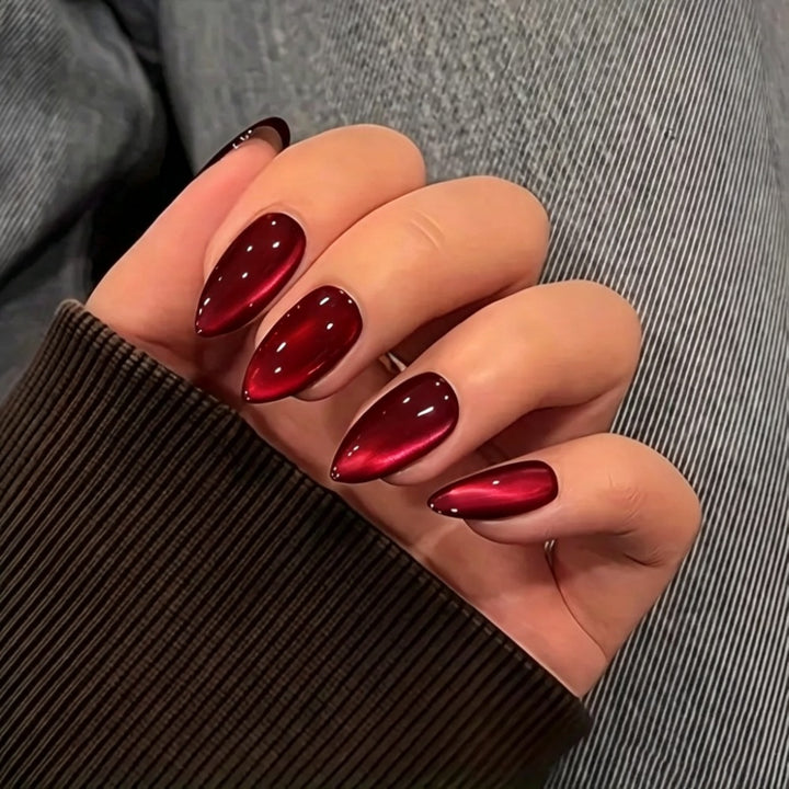 Kunstnägel mit Hochglanz-Finish und Eleganter Form Karnz