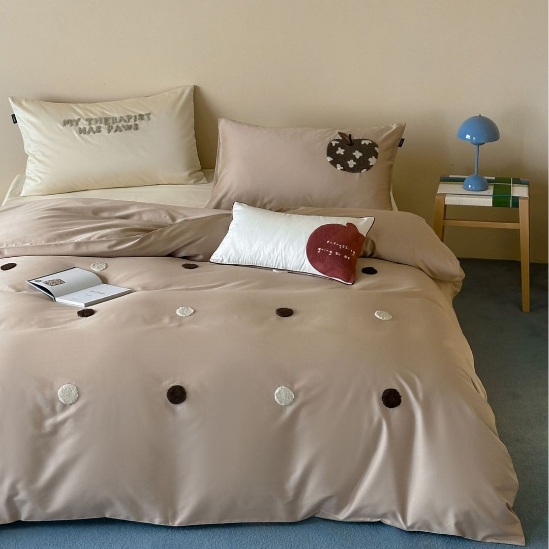 Bettwäsche-Set aus feinem Baumwollsatin mit gestickten Tupfen- und Apfel-Applikationen