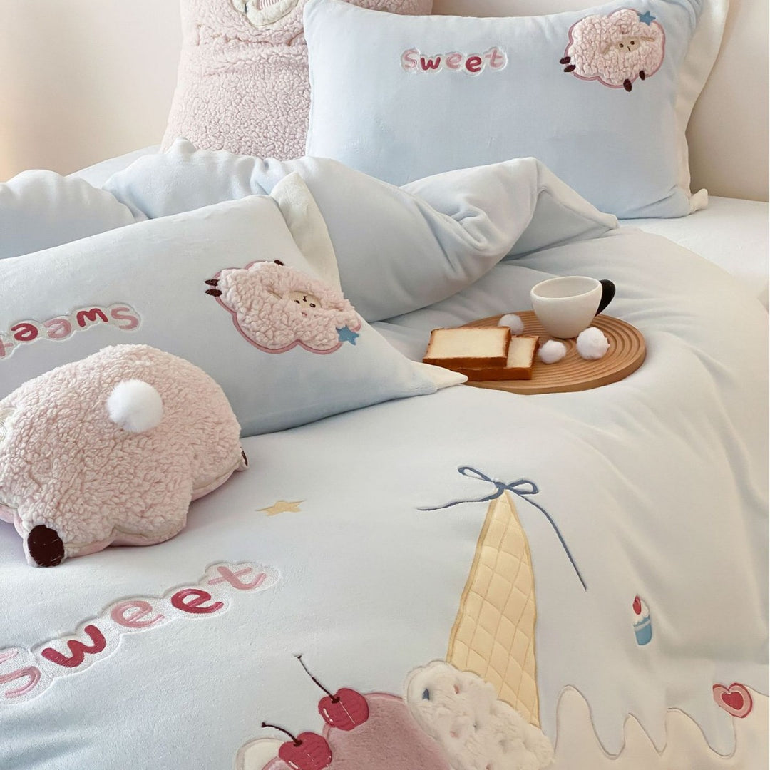 Kinder Cartoon Applikations Baumwolle Bettwäsche Set mit gestepptem Eiscreme Motiv & dekorativem Plüschkissen