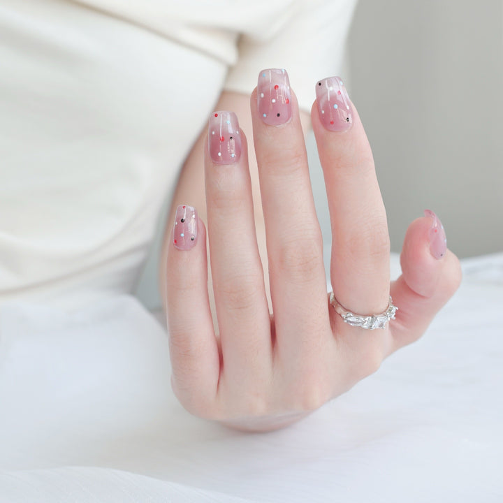Künstlerisches Press-On-Nagelset mit verspielten Punkten
