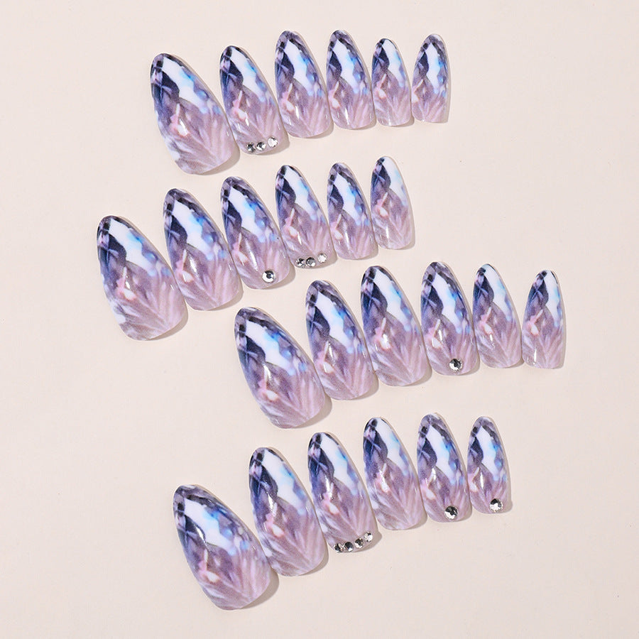 Stylisches Kunstnagelset mit glitzerndem Ombre-Effekt Karnz