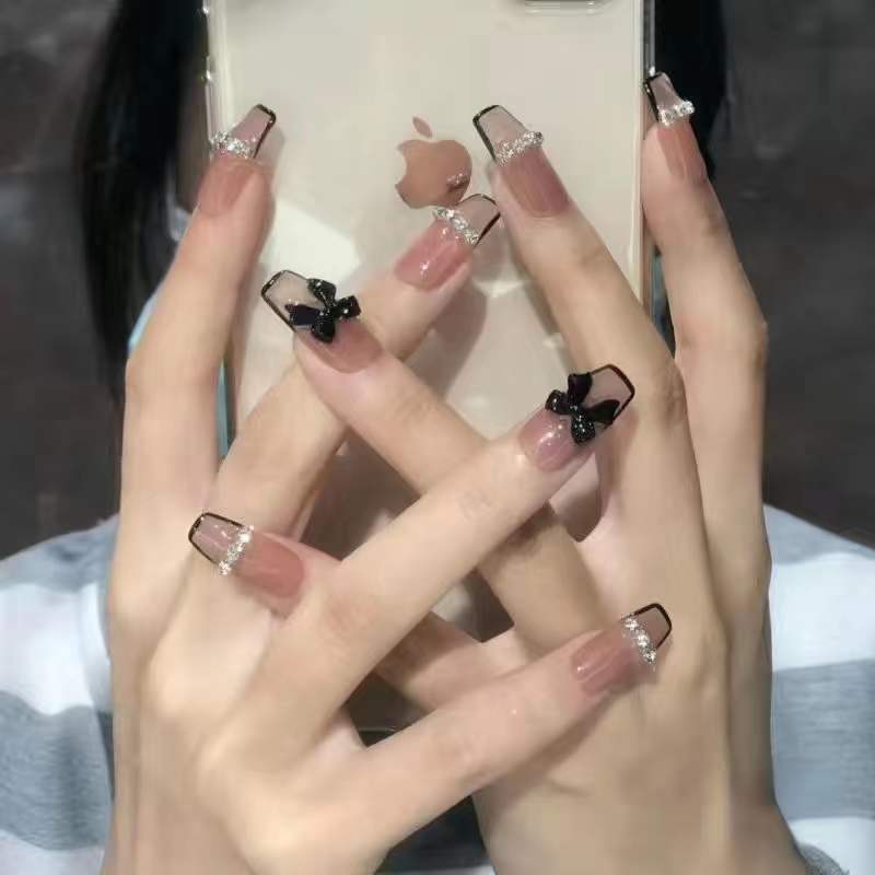 Kunstvolle Nagelsets mit floralen Akzenten Karnz