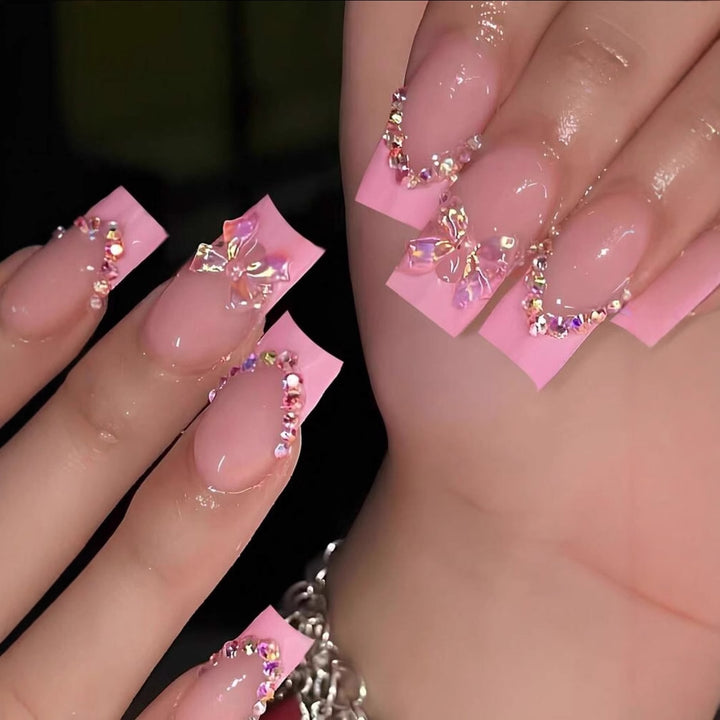 Kunstnagelset mit eleganten Verzierungen Karnz