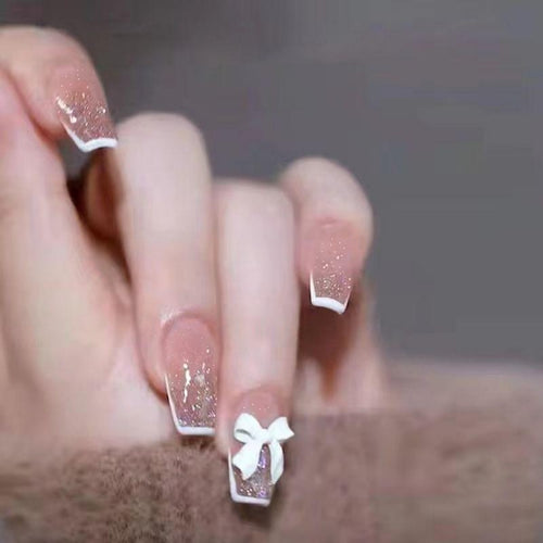 Glamouröse Glitzer-Nagelkunst Karnz