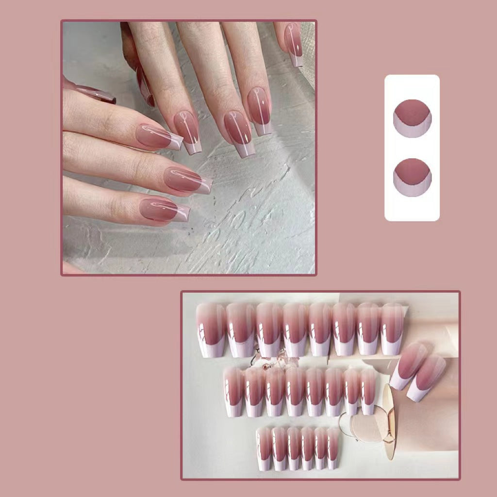 Kunstvolle Nagelkunst mit Schmetterlings- und Perlendetails Karnz
