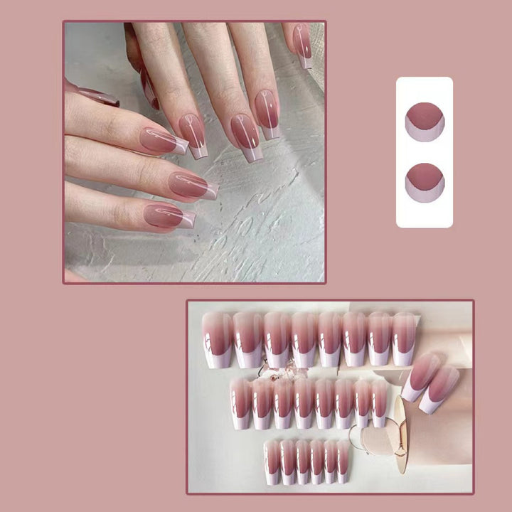 Kunstvolle Nagelkunst mit Schmetterlings- und Perlendetails Karnz