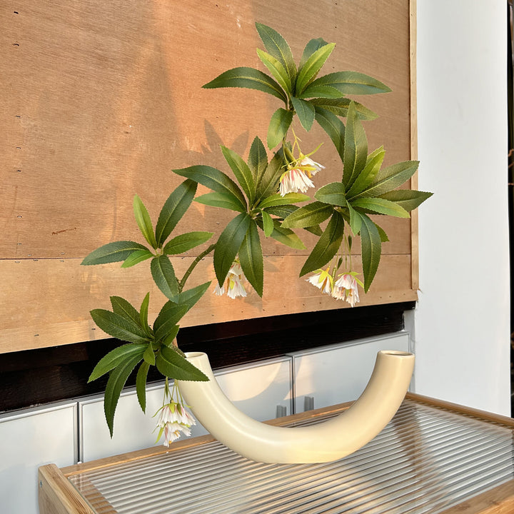 Elegante geschwungene keramische Blumenvase für die Wohnkultur