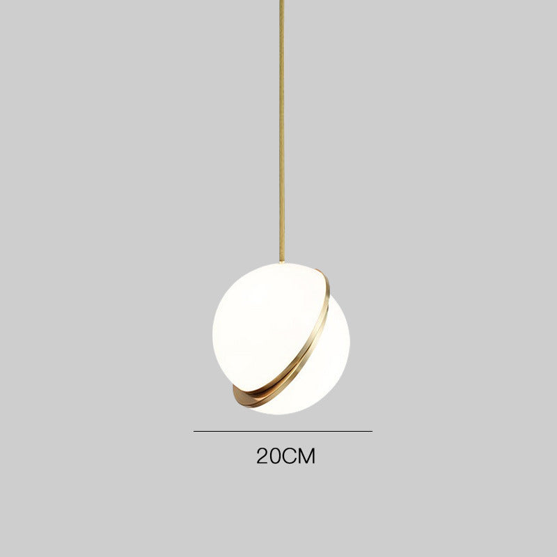 Moderner minimalistischer Pendelleuchte mit eleganten goldenen Akzenten