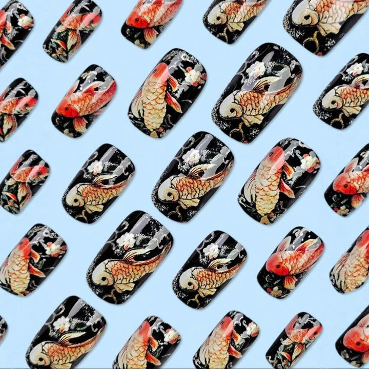 Kunstnagelset mit detaillierten Koi-Motiv Karnz