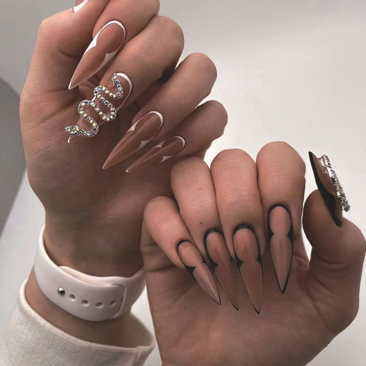 Kunstvolle Nagelverlängerungen mit elegantem Spitzer-Design Karnz