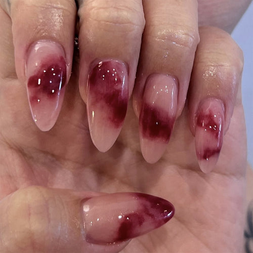 Kunstvolle Stiletto-Nägel mit glamourösem Farbverlauf Karnz