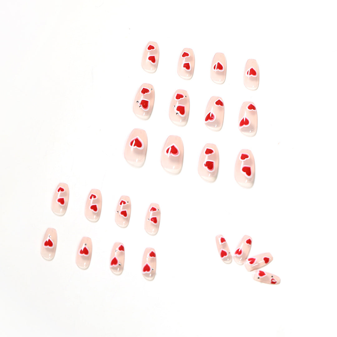Kunstvolle Nailart mit Herzdesign Karnz