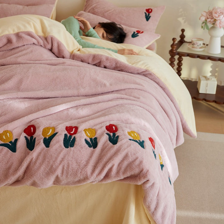 Kuschelige Wendebettwäsche aus Mikrofleece mit Tulpenstickerei