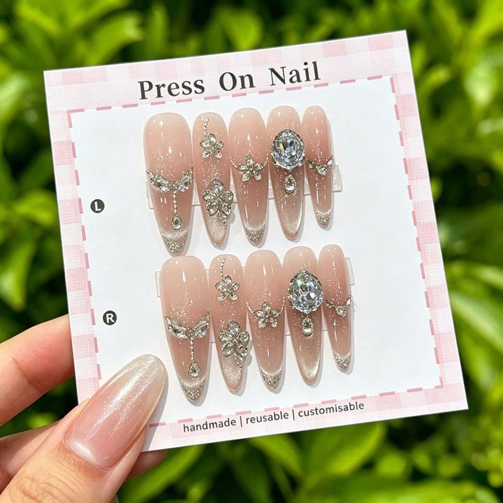 Künstlerisches Press-On Nagelset mit floralen und gemusterten Designs