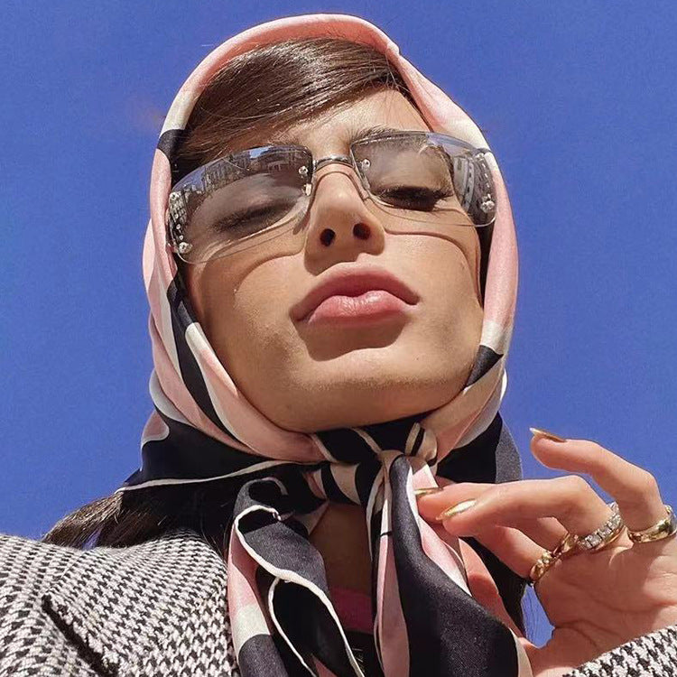 Damen extravagante Sonnenbrille im modernen Design mit feinen Akzenten Karnz