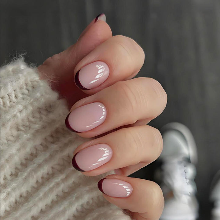 Kunstnagelset mit eleganten French-Spitzen und trendigem Design Karnz