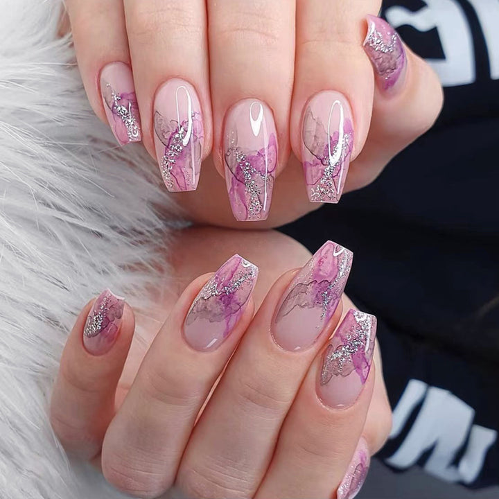 Kunstvolle Nailart mit Glitzerdetails Karnz