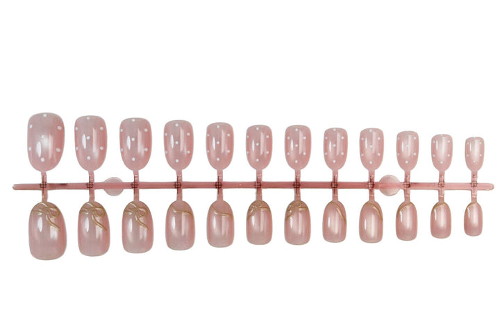 Kunstnagelset mit schimmernden Akzenten und eleganten Goldverzierungen Karnz