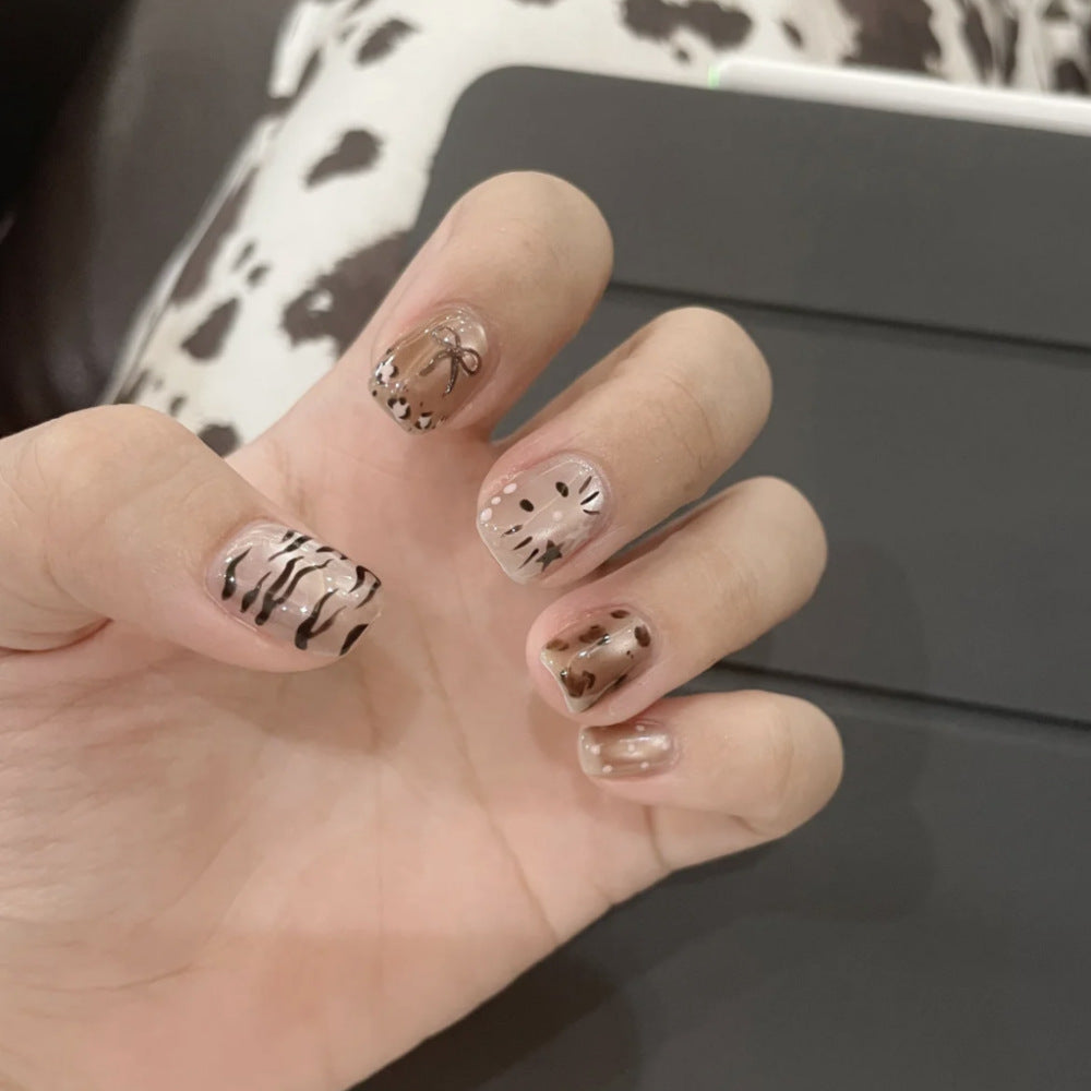 Künstlerisches Press-On-Nagelset mit verspielten Tierdesigns Karnz
