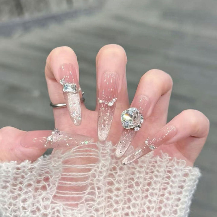 Künstlerische Stiletto Press-On Nagelkunst mit schimmernden Akzenten Karnz