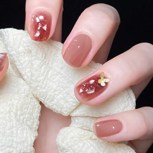 Exquisite Nagelkunst mit Glitzer- und Blumenmotiven Karnz