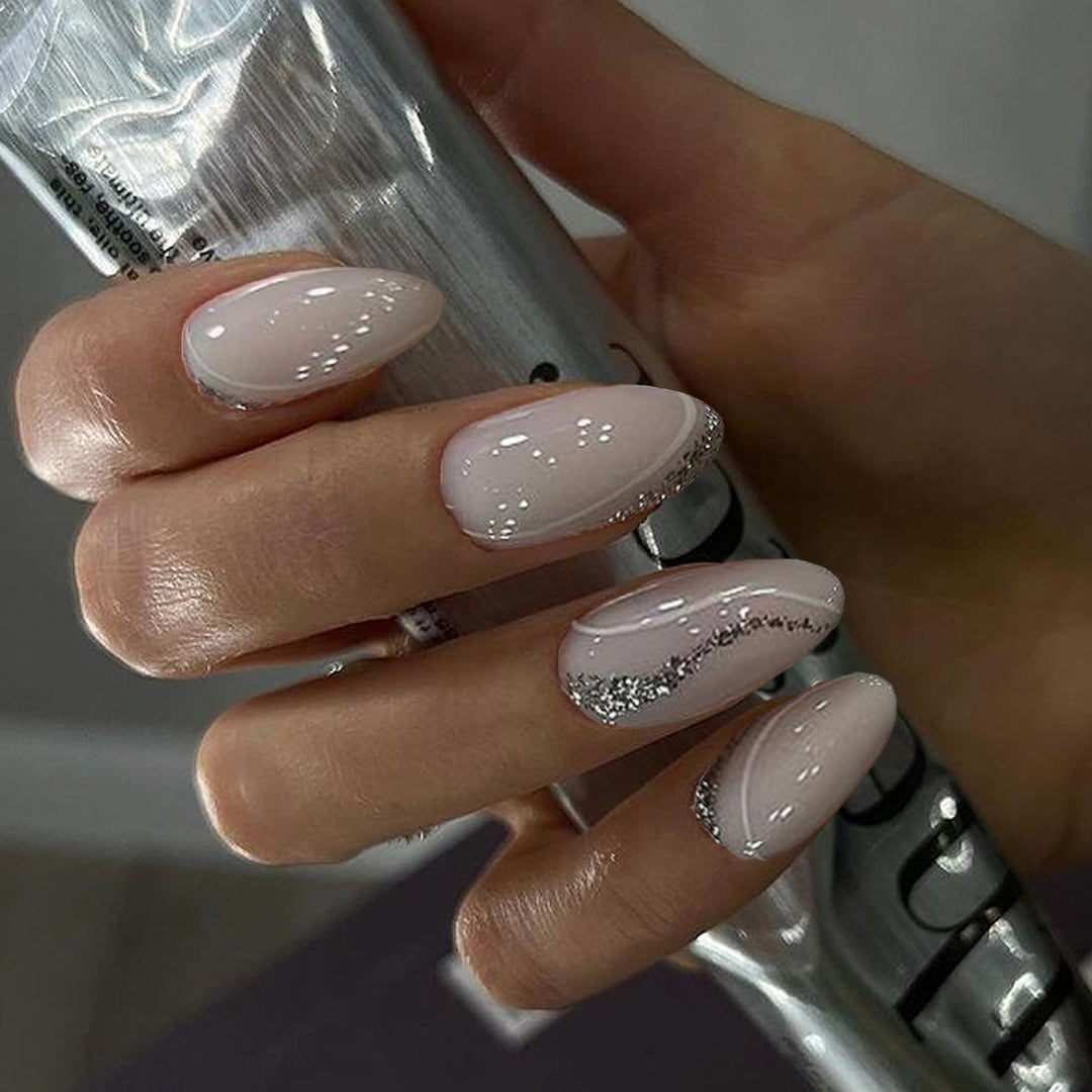 Kunstvolle Nageldesigns mit schimmernden Akzenten Karnz