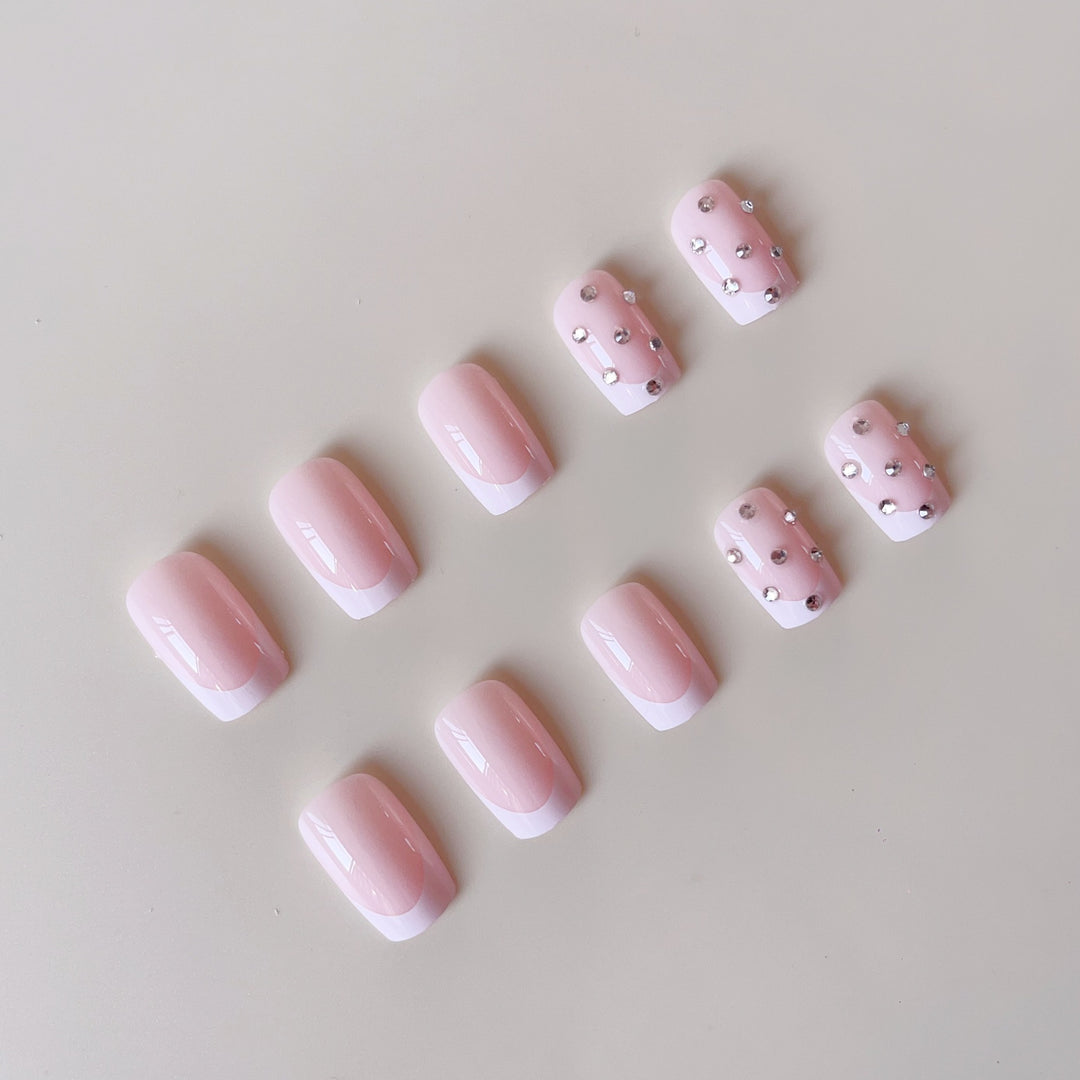 Kunstnagelset mit eleganten Strass- und French-Spitzenverzierungen Karnz