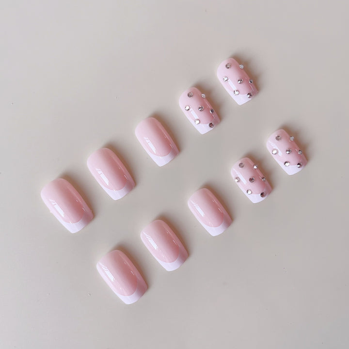 Kunstnagelset mit eleganten Strass- und French-Spitzenverzierungen Karnz