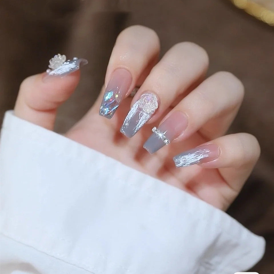 Nägel mit 3D Blüten und Glitzer Karnz
