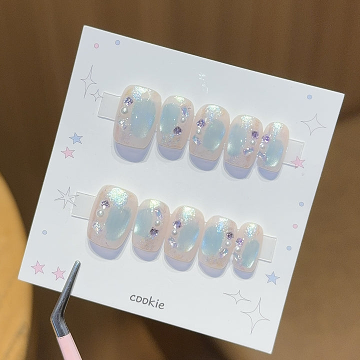 Kunstnägel mit Perlen- und Glitzerschmuck Karnz