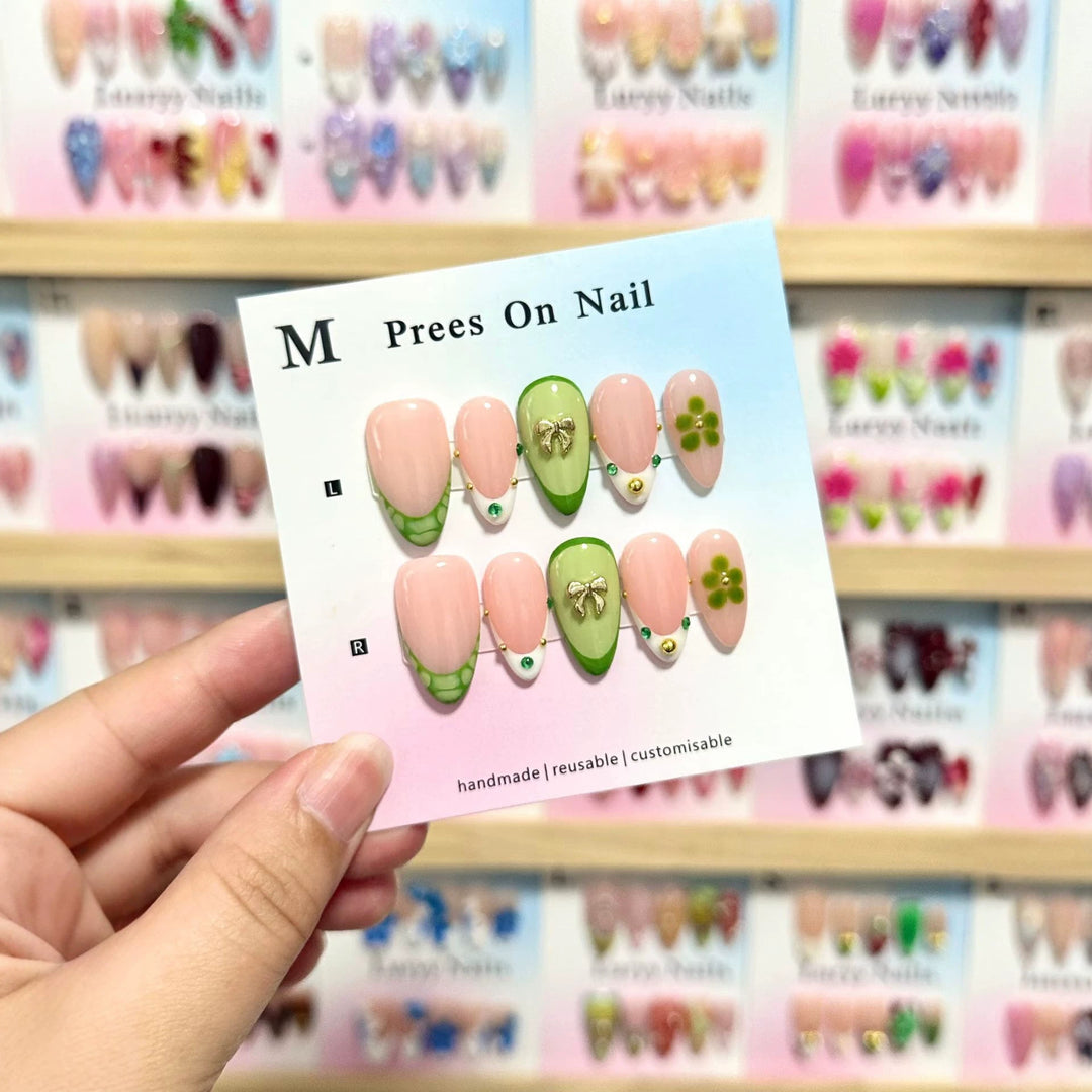 Handgemachtes Floral-Akzent Press-On Nagelkunstset