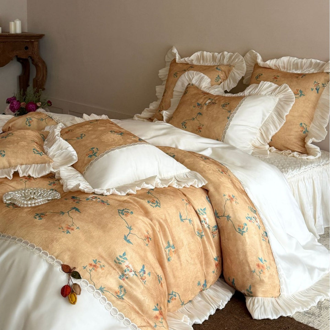 Hautschmeichelnde Bettwäsche-Garnitur im Vintage-Landhausstil mit Volant, Jacquard-Struktur und Spitzenbordüre