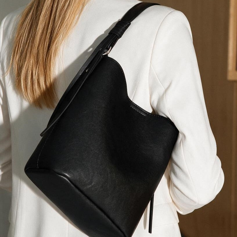 Strukturierte Leder-Schulter-Bucket-Tasche mit geknotetem Träger