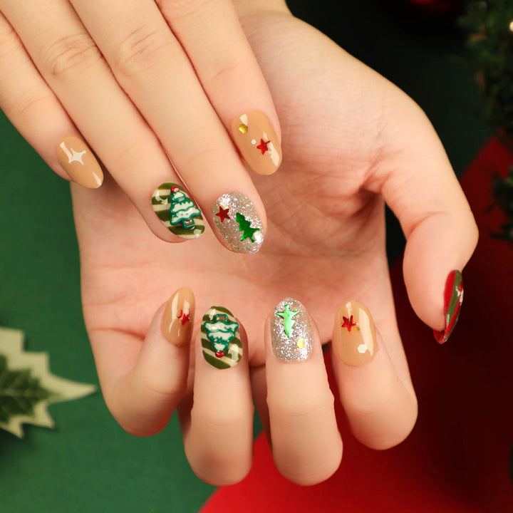 Kreative Nagelkunst mit festlichem Weihnachtsdesign Karnz