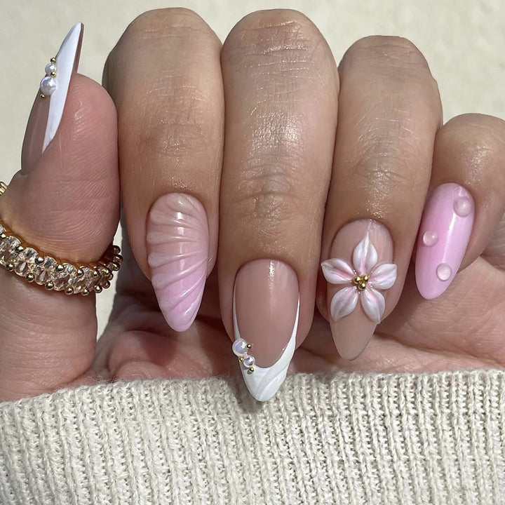 Kreatives Kunstnagelset mit floralem und schimmerndem Design Karnz