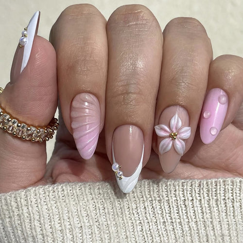 Kreatives Kunstnagelset mit floralem und schimmerndem Design Karnz