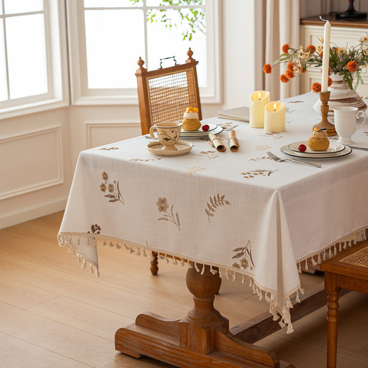 Elegante bestickte Tischdecke
