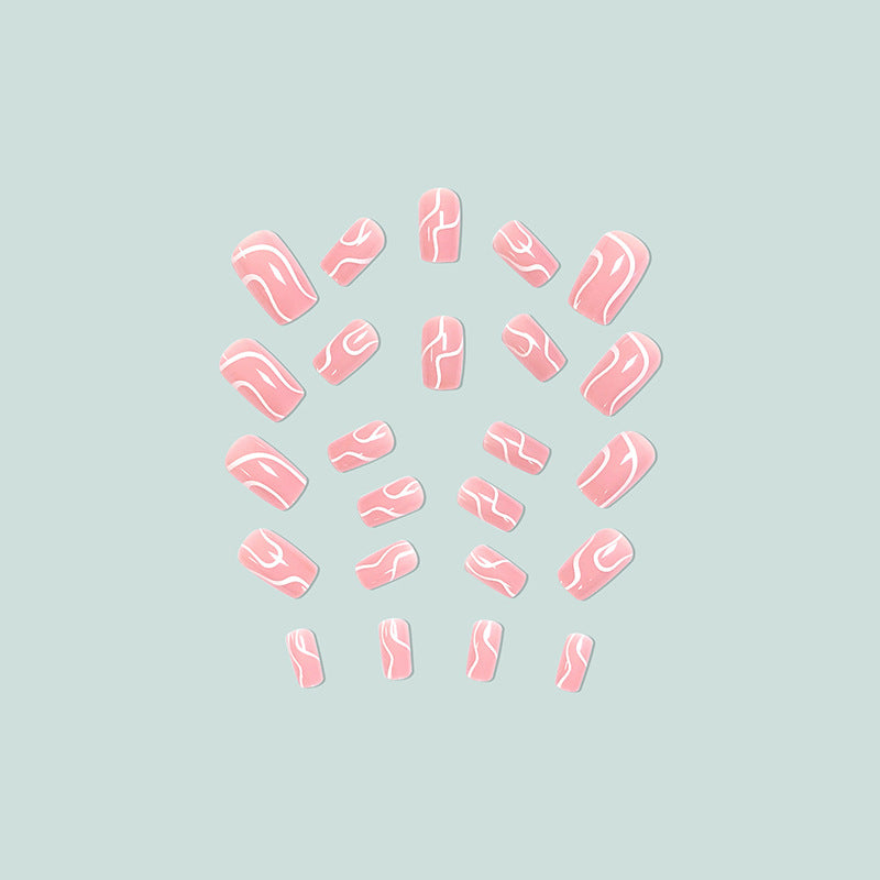 Kreative Nagelkunst mit ästhetischen Linien Karnz