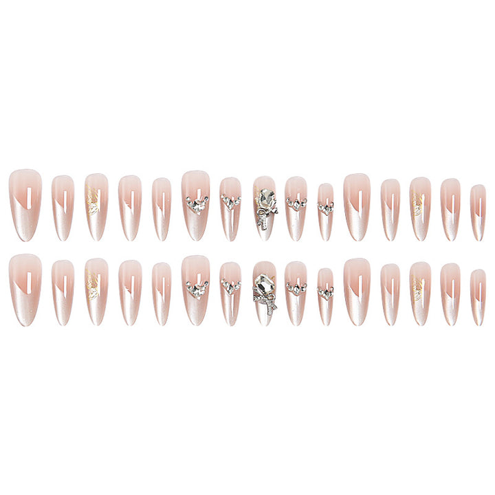 Kunstnagelset mit eleganten Kristallverzierungen und Ombre-Effekt Karnz