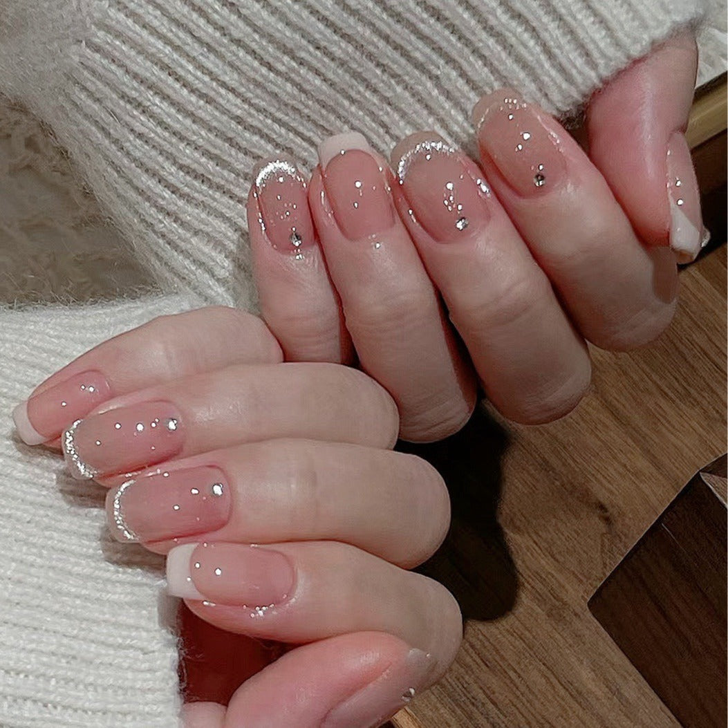 Glamouröse Kunstnägel mit Filigranen Strass-Details Karnz