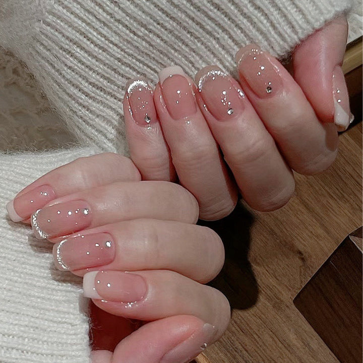 Glamouröse Kunstnägel mit Filigranen Strass-Details Karnz